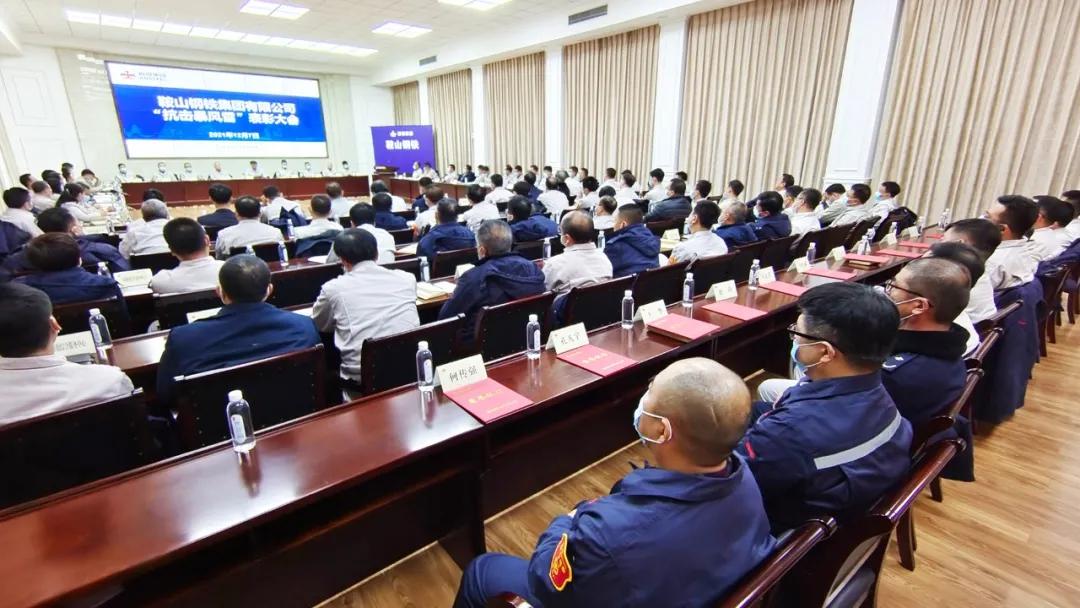 在那场特大暴雪中，鞍山钢铁这些同志表现特别突出