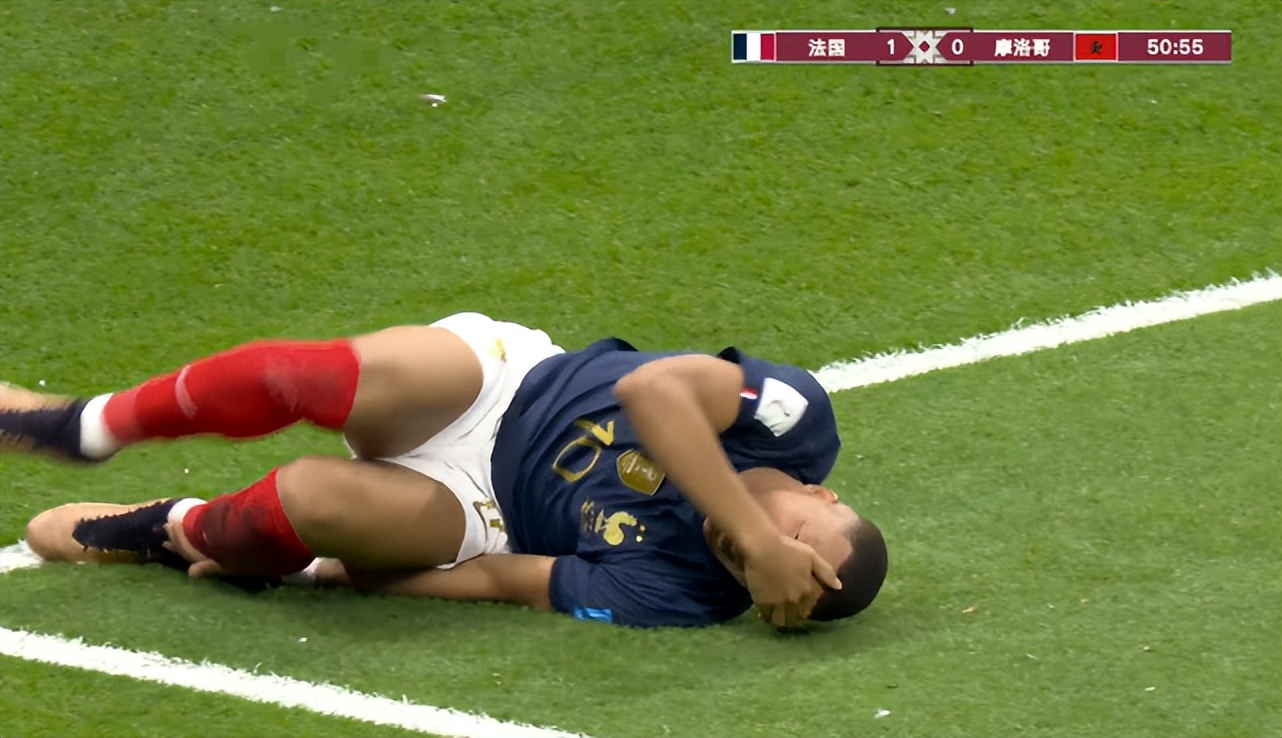 姆巴佩罚丢点球巴黎人反应,姆巴佩遭凶狠飞铲