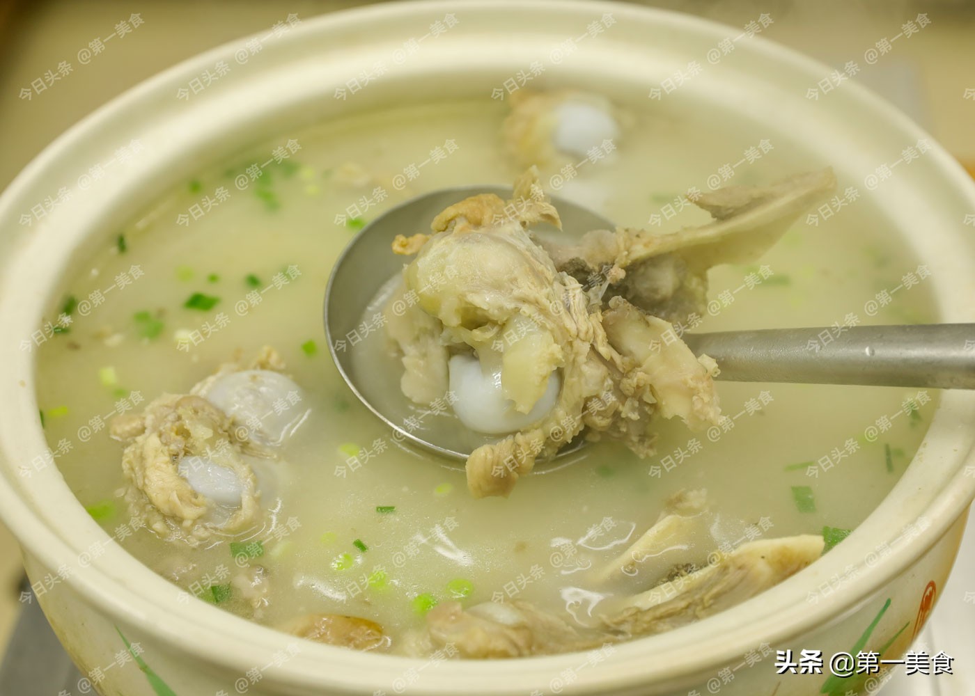 如何炖骨头汤才好喝,用什么方法炖骨头汤又白又浓好喝