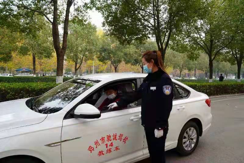 女的当驾校教练,多少岁可以当驾校教练