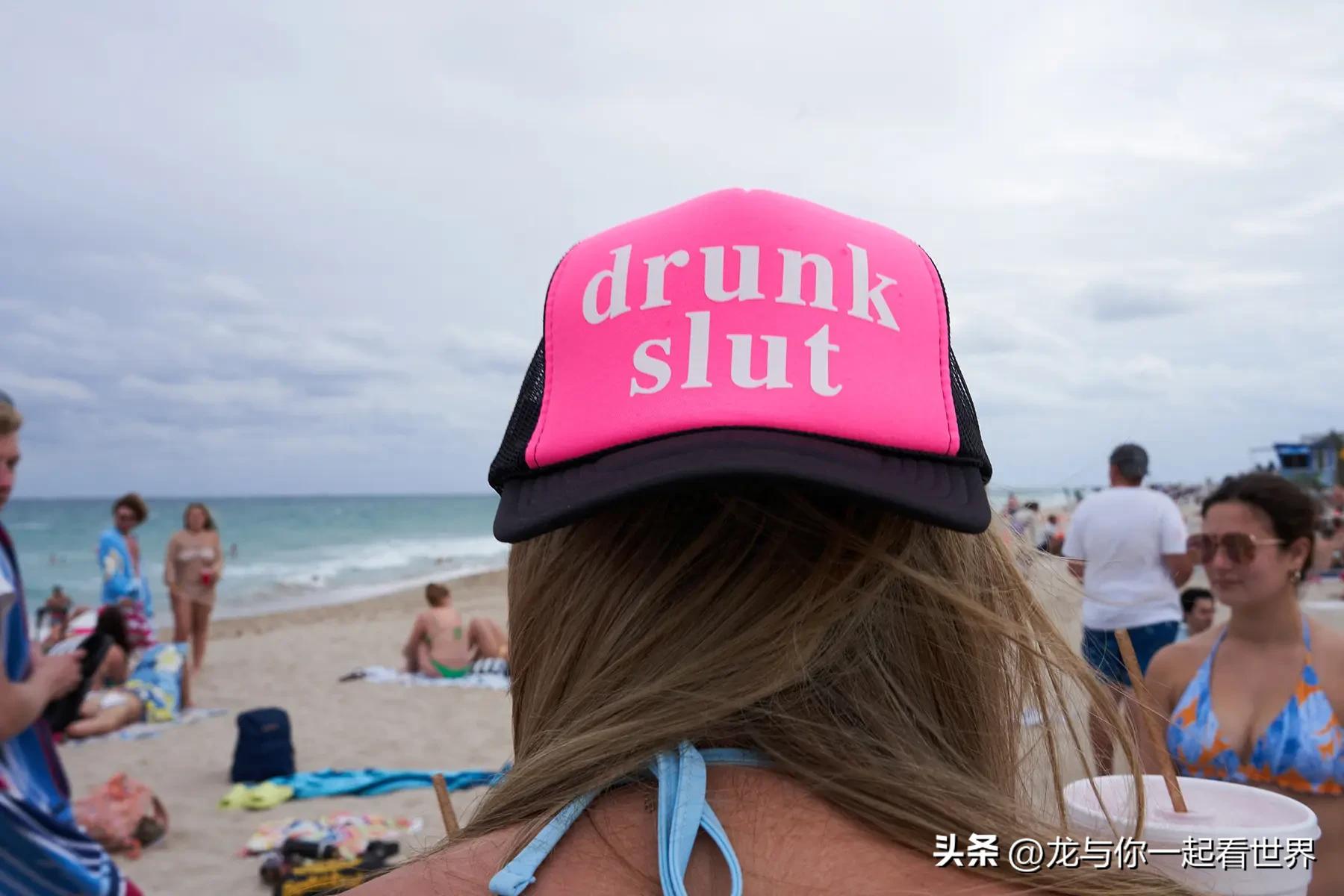 佛罗里达搏击俱乐部：狂欢者在海滩运动中释放压抑的怒火