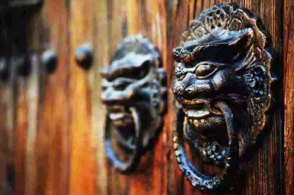 二家并一家的坏处,二家并排大门有高低风水有影响吗