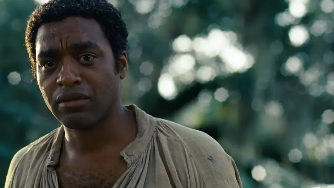 刻印在身体的*行暴**，《为奴十二载》营造一个历史与现实交织的空间