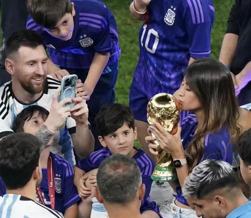 梅西和15岁的少年,梅西9岁喜欢的女孩