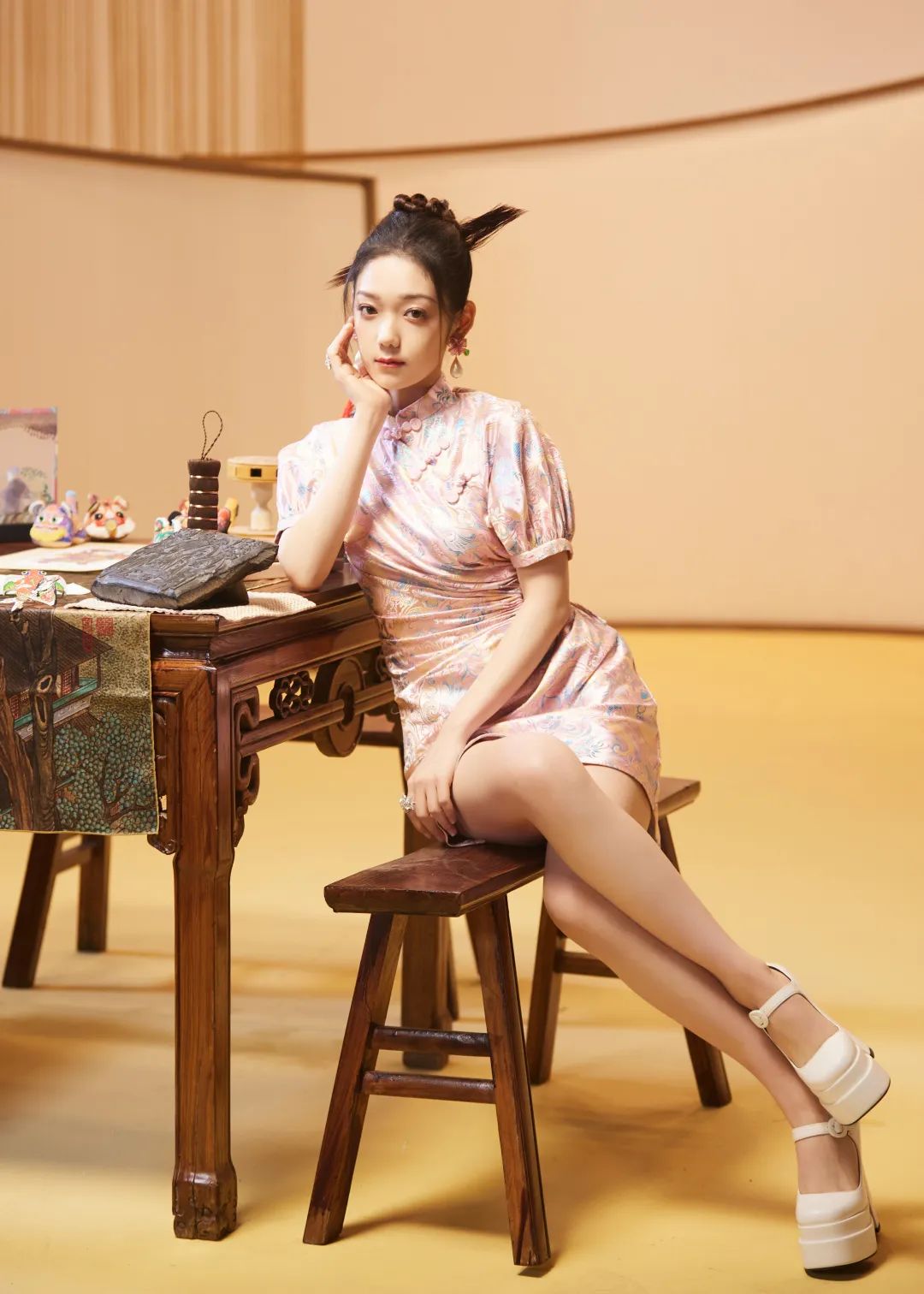 女明星为什么忍痛穿尖头高跟鞋,女明星穿超高防水台高跟鞋