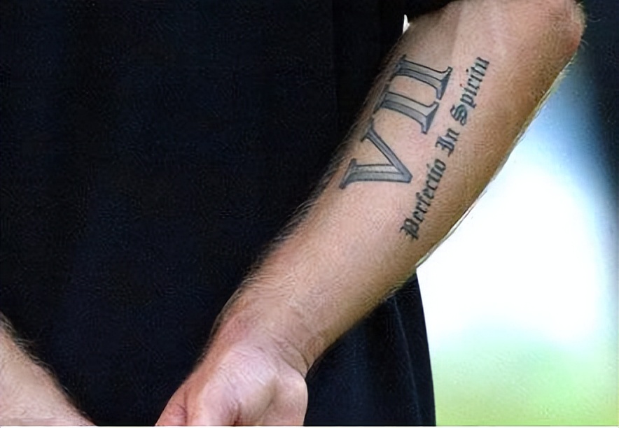 内马尔和梅西的纹身,梅西被内马尔拉去纹身