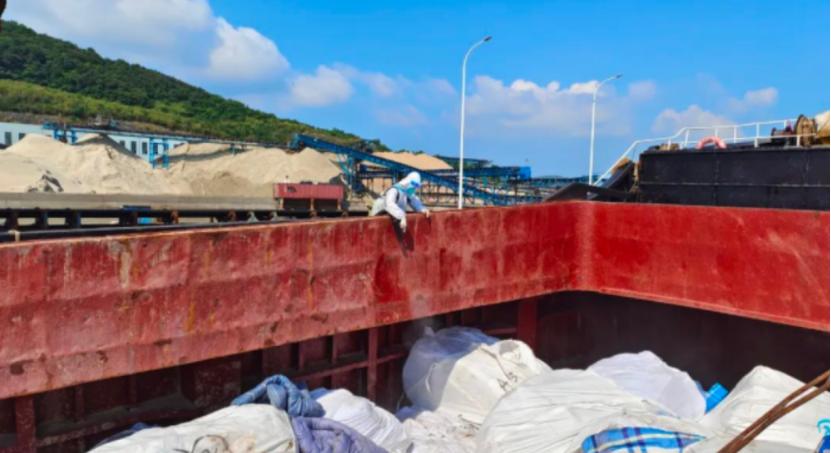 广东海警查获20吨特大走私冻品案,海关海警联合打击走私成品油