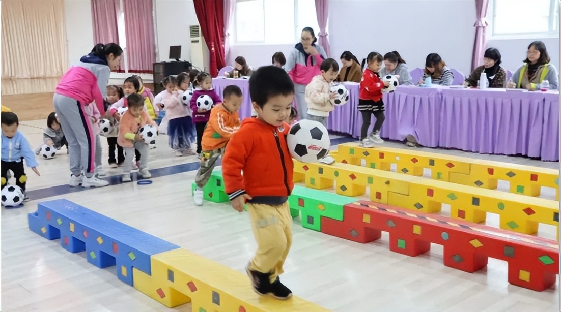 齐研园本课程共享教育智慧——潼川一幼开展“幼儿快乐足球”园本课程研修暨第十二届教学节活动