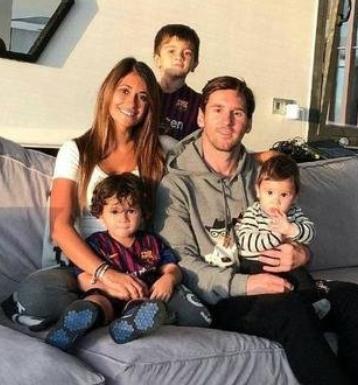 梅西致敬生命中最爱的两位女人,梅西球王真实感人故事