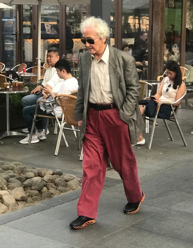 60岁大叔穿休闲鞋好还是老爹鞋好,40岁男人照样可以穿帆布鞋