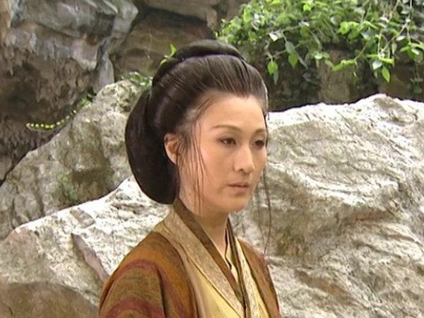 难怪宁中则会自杀，你看她被人轻薄时，躲在一旁的令狐冲干了啥？