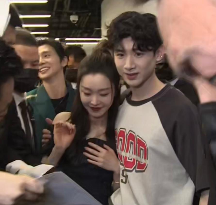 宋轶白敬亭情侣装被认证,白敬亭宋轶扫楼情侣装图片