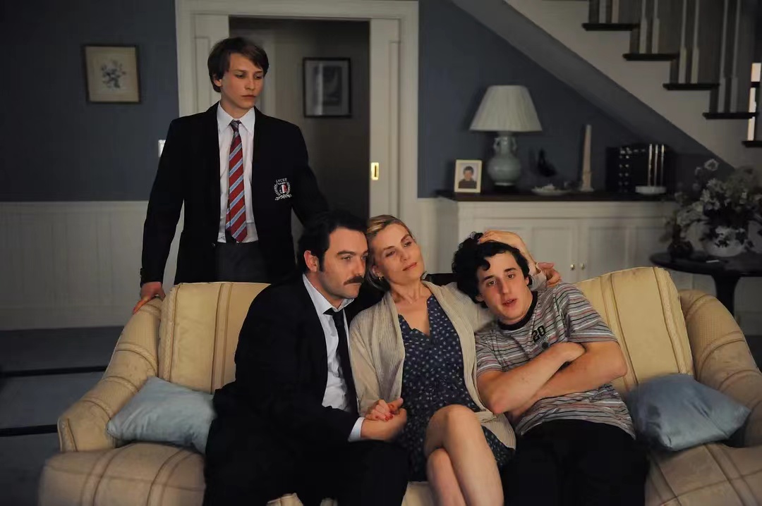 法国关于*窥偷**的电影，男主竟和同学母亲还有老师妻子发生这些事