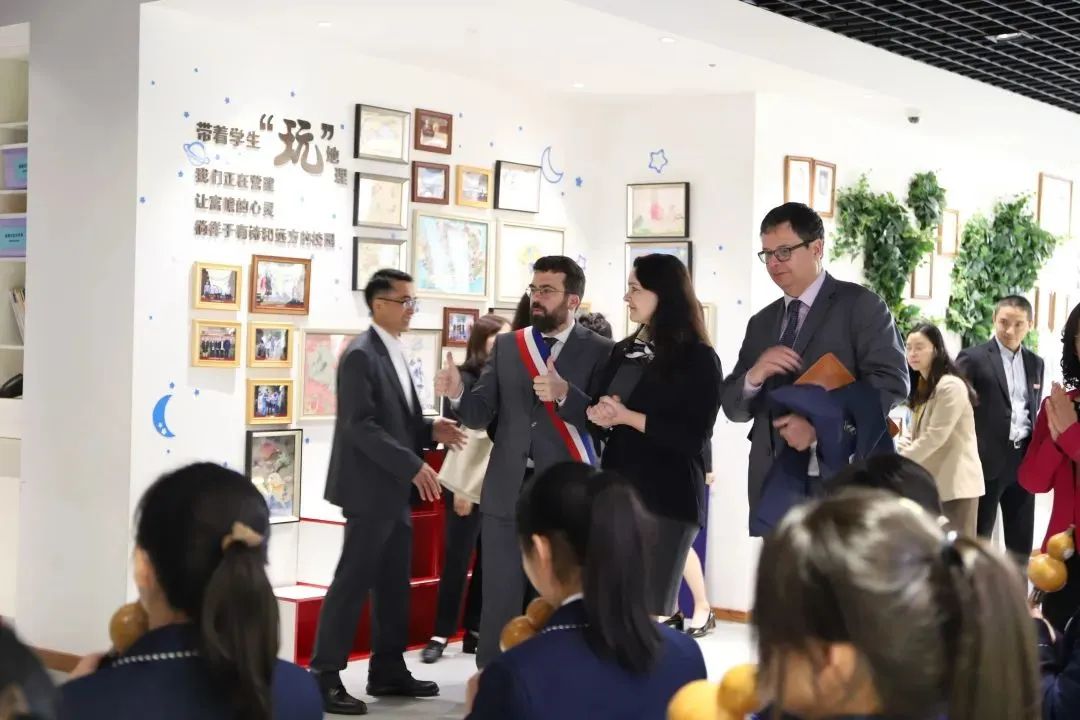 法国欧坦市市长一行来渝交流考察,法国欧坦市市长访问学校