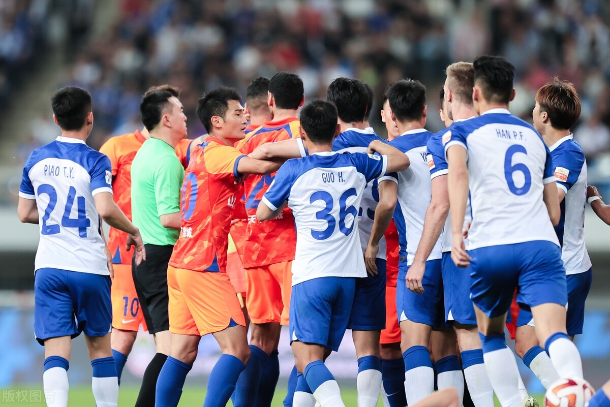 山东泰山队与天津津门虎冲突裁判,津鲁对决谁吃了红牌