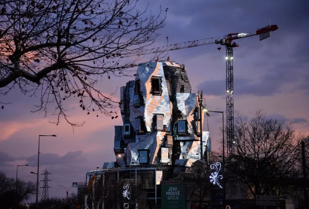 解构主义弗兰克盖里,美国建筑师弗兰克盖里的建筑风格