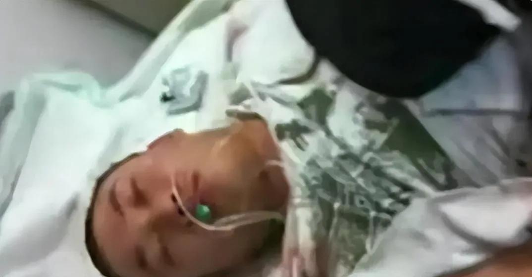 高中生与黑二代打篮球发生冲突，父母叫17人砍断双手失去生命。