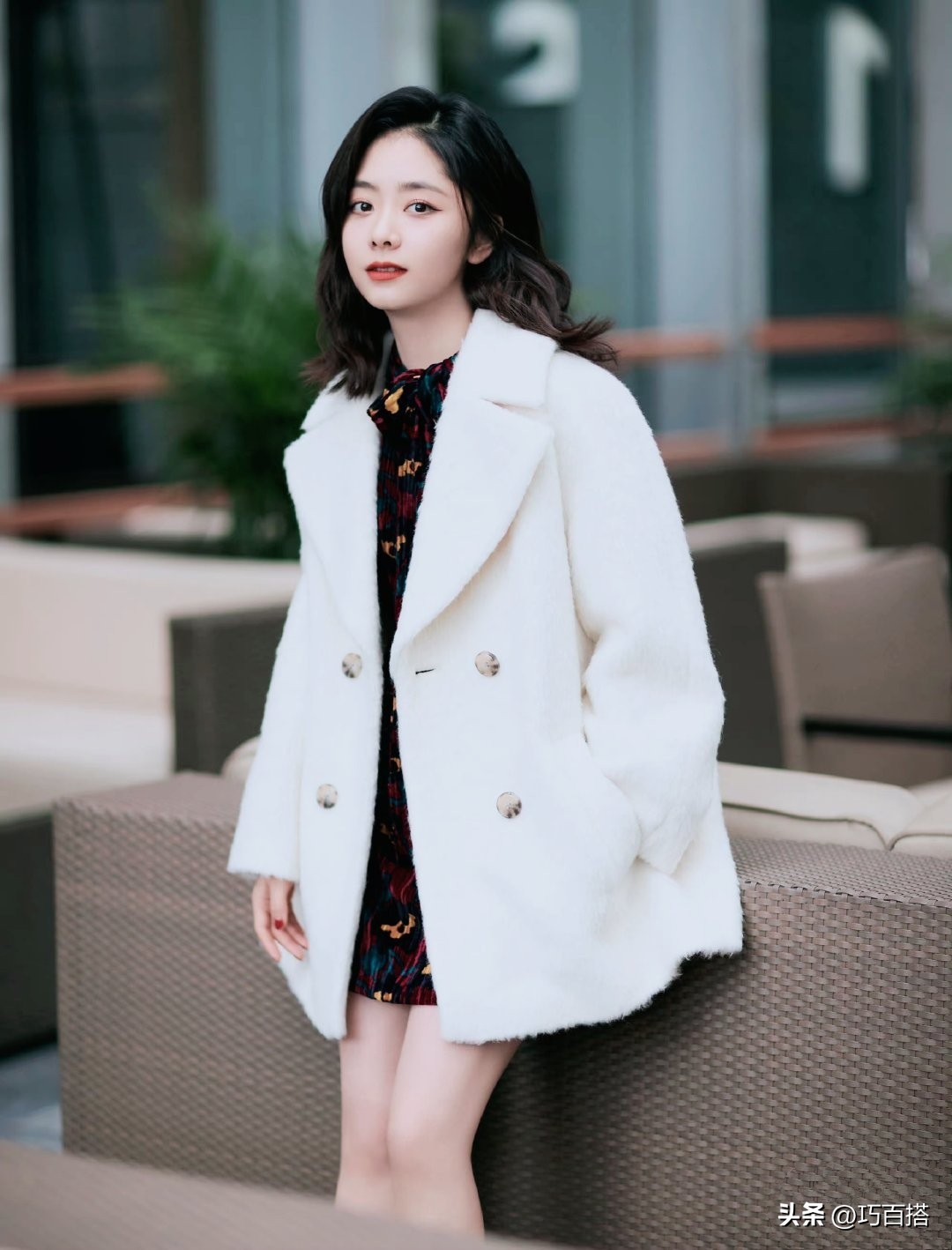 谭松韵印花衬衣搭波浪发摩登复古,谭松韵的衣服搭配春季