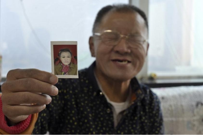 山东65岁拾荒大爷，每日扎小辫涂胭脂，无视他人嘲笑：我无愧于心