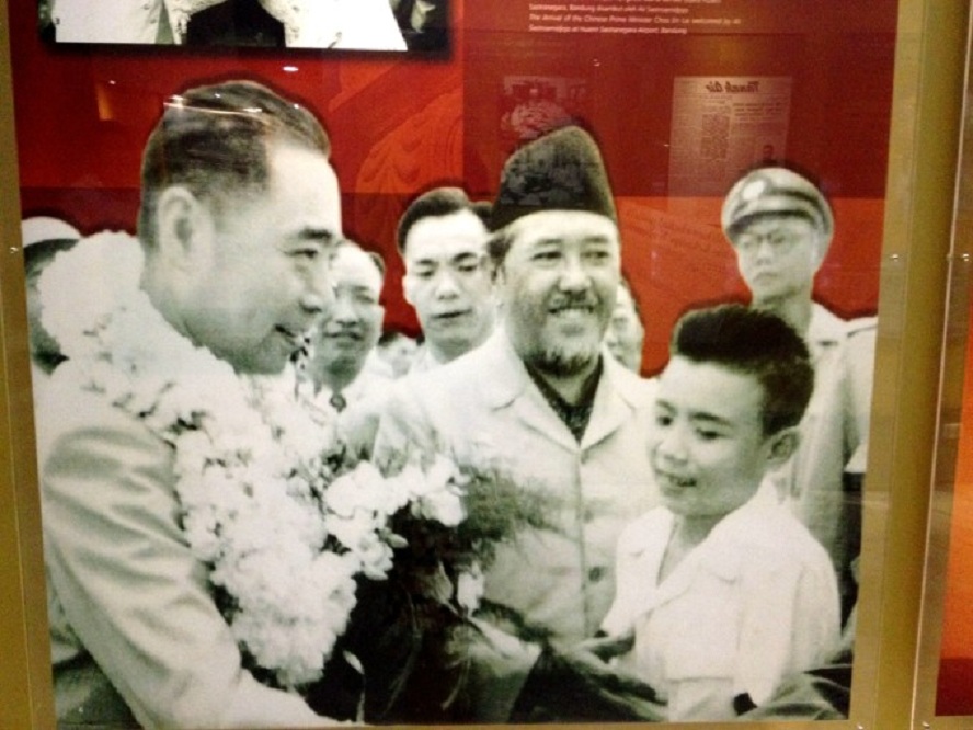 1955年，万隆会议给周总理献花的男孩是谁？后来帮了中国大忙