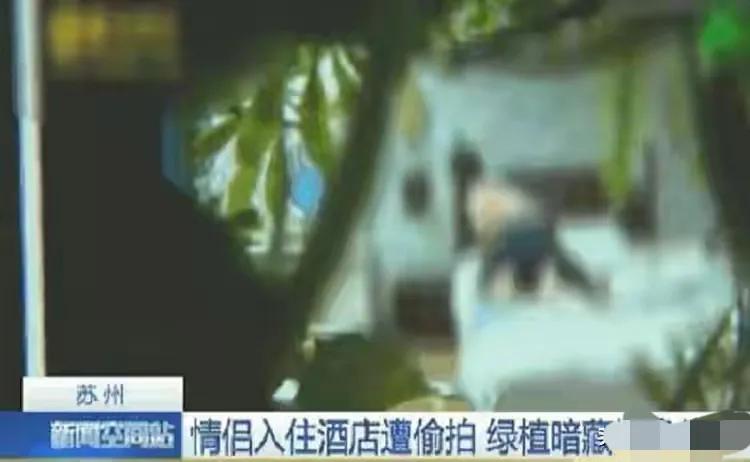 男子穿JK进女浴室偷拍被抓现行,男子潜入女澡堂偷拍被抓