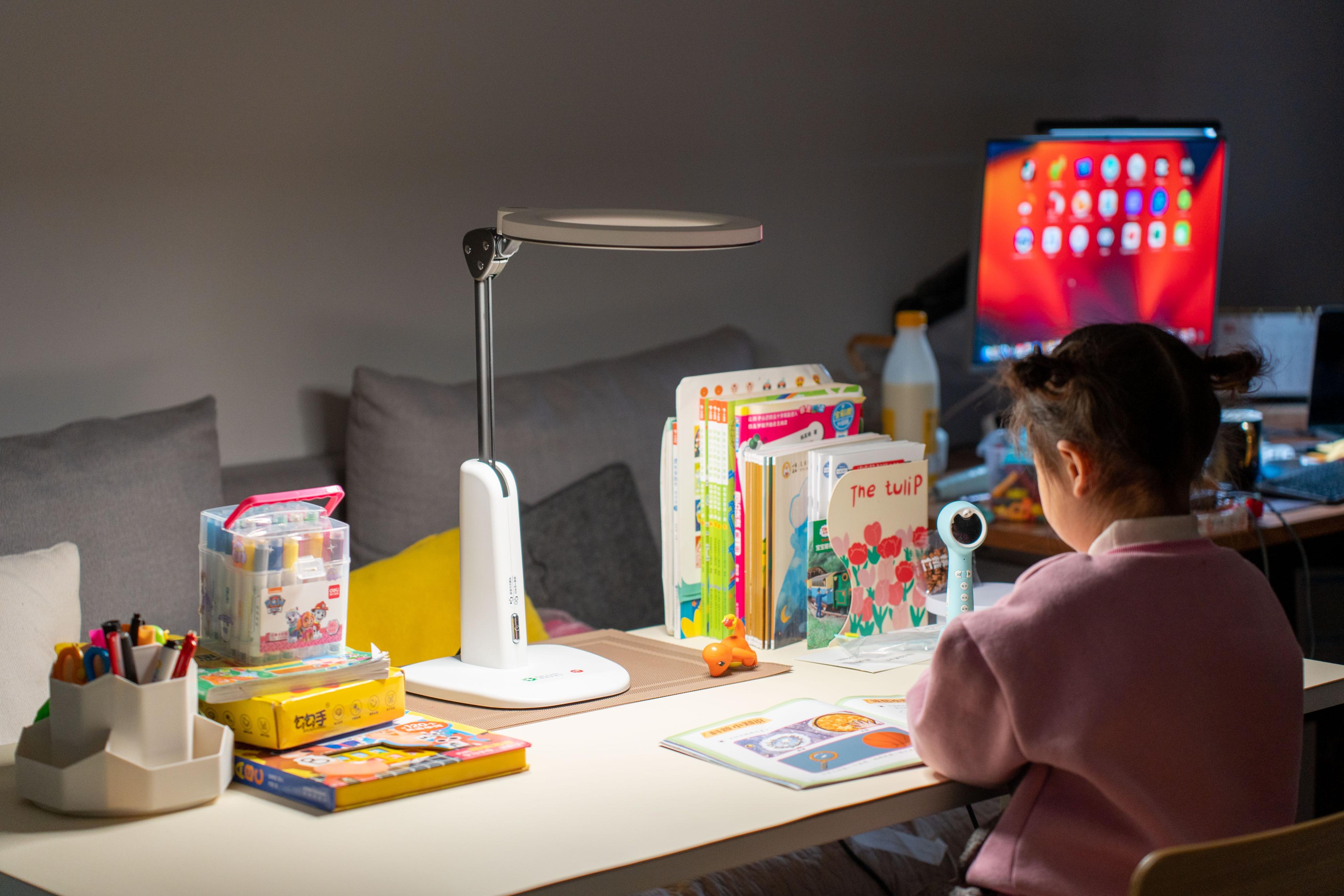 智商税还是护眼专家？爱德华医生天使之光2儿童学习润眼灯测评