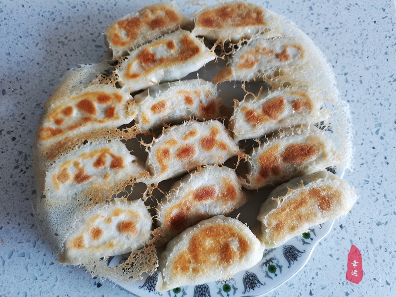 锅贴是封口好吃还是不封口好,锅贴较教程