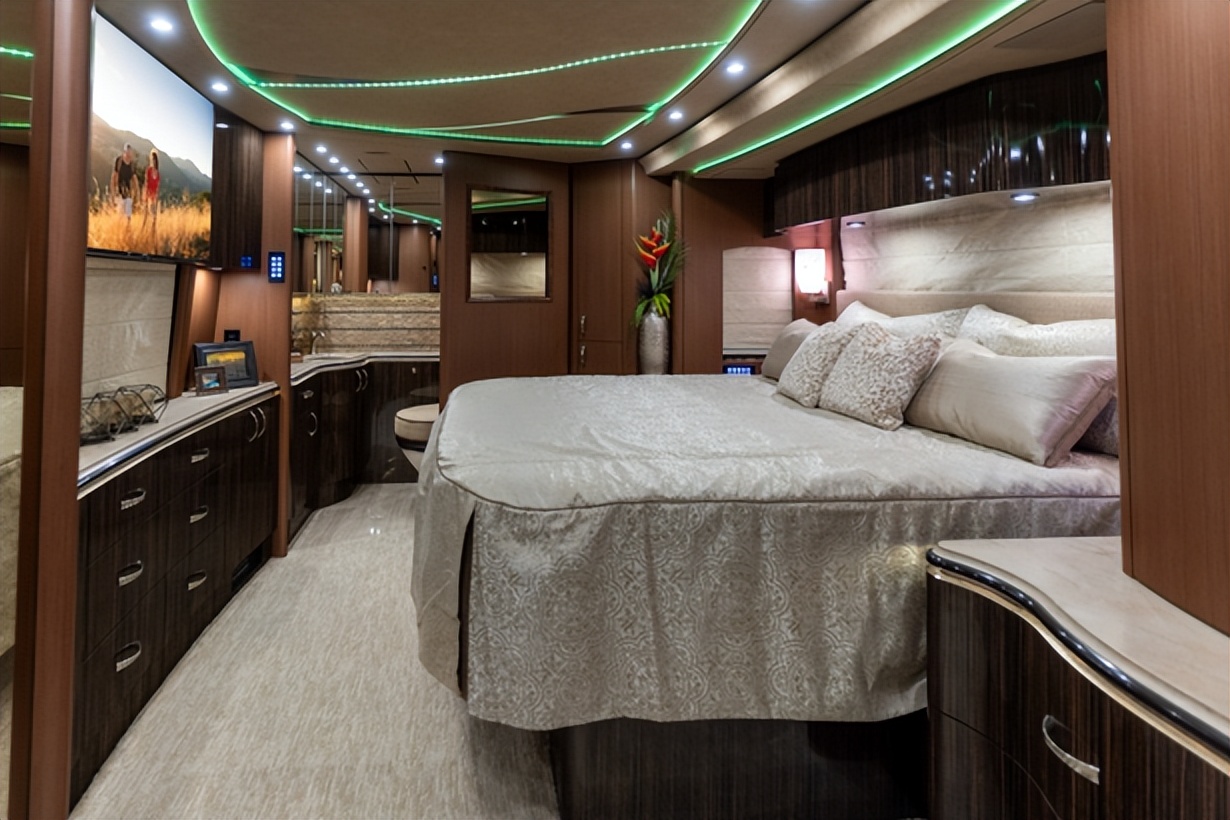 双层超豪华顶级房车旅行生活,最豪华房车和最简陋房车