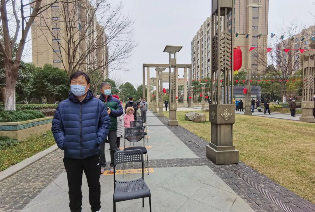 苏州已81例阳性，紧急拨付1.2亿用于疫情防控|黄码孕妇顺产“虎妞”、老人坐上采样接送车