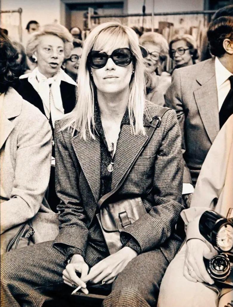 她风靡时尚圈，带火YSL吸烟装！婚纱穿皮草黑丝：我是自己的钻石