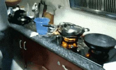 女孩子看起来外表美丽，其实裤袜已经掉到大腿根了！哈哈哈