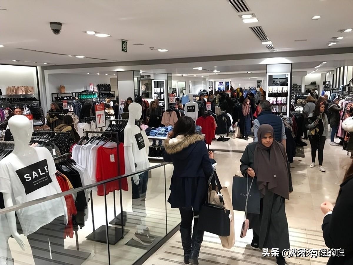 狂揽50亿！月薪2万不配穿UR？网友：穷人买不起，中产看不上