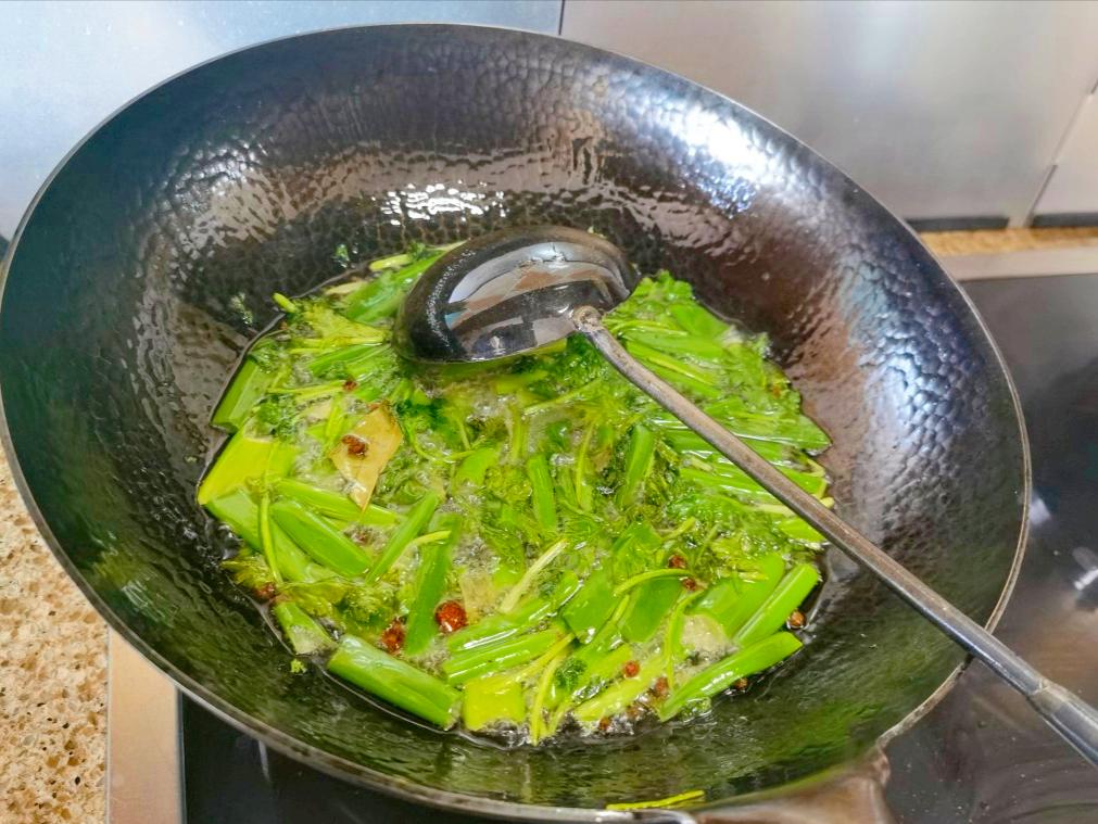 凉拌菜用的明油是什么,如何让凉拌菜的辣椒油飘香