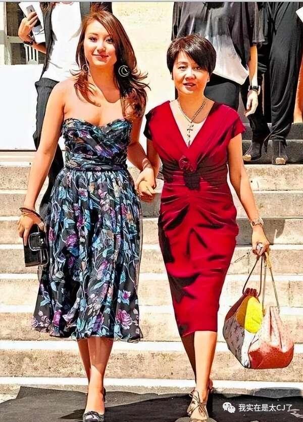 犯罪嫌疑人和他的同行人,民警和嫌疑犯同年同月同日生