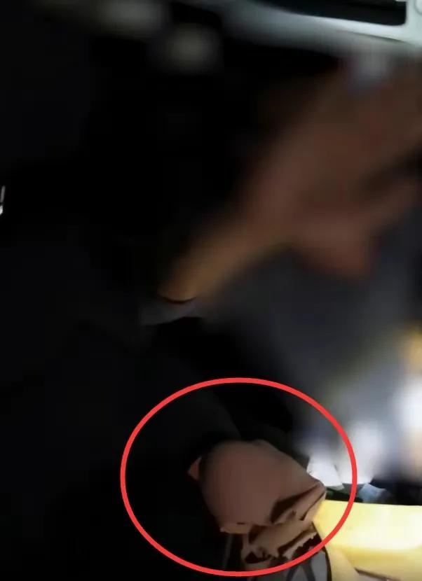 曝！广东高校干部“车震门”，被抓现行光屁股逃跑，校方已处理