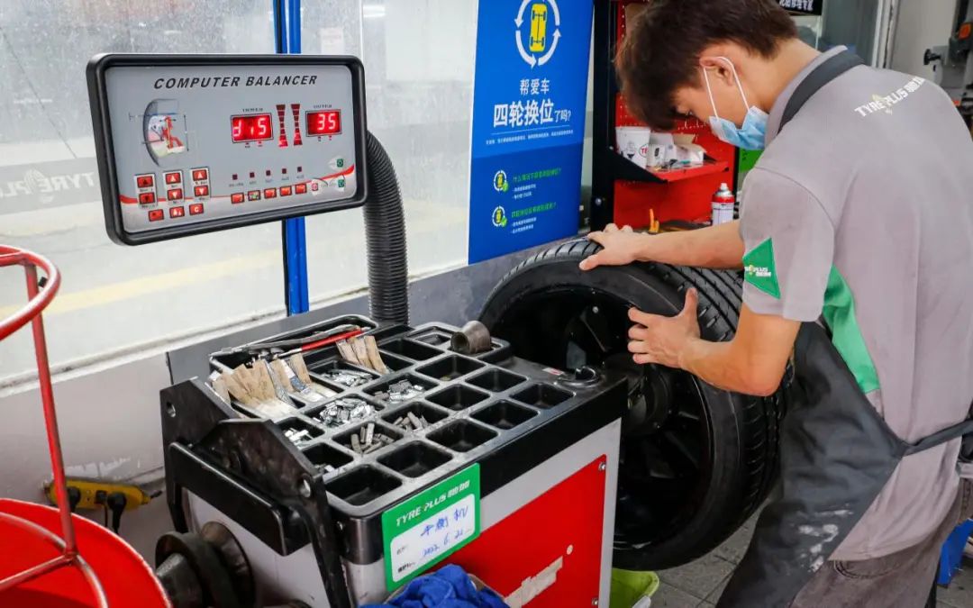 轮胎被扎怎么自救,轮胎被刺扎了怎么判断用不用补胎