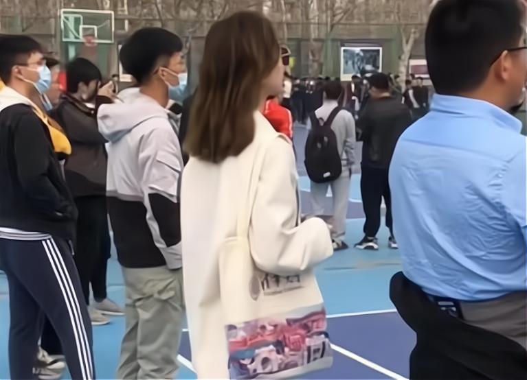 清华大学炫富帆布包,清华大学女生晒图