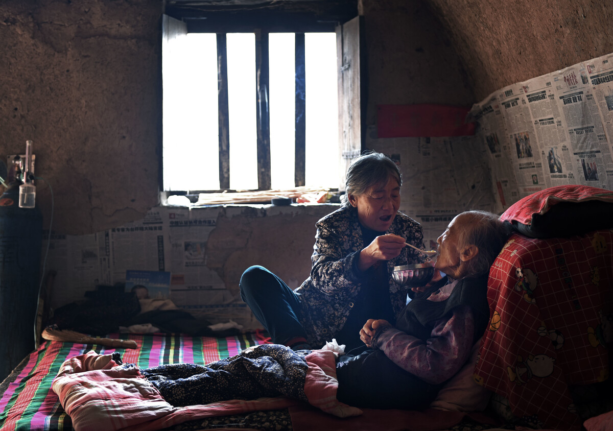 你让我无家可归，我杀你全家！男子怒砍邻居一家5口后，畏罪自杀