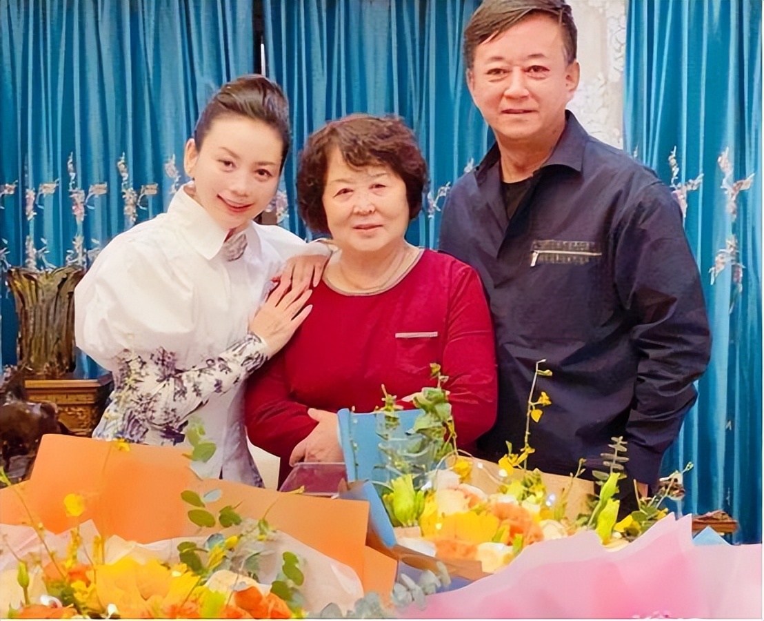 春晚主持人董卿周涛朱迅李思思,春晚主持人董卿朱迅周涛