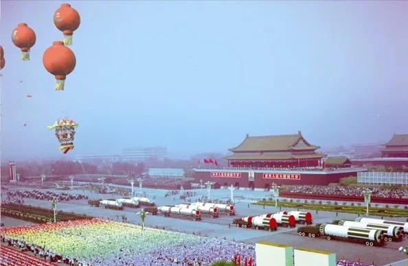 当年“小平您好”4字横幅：横幅用的是床单，笔用的是抹布