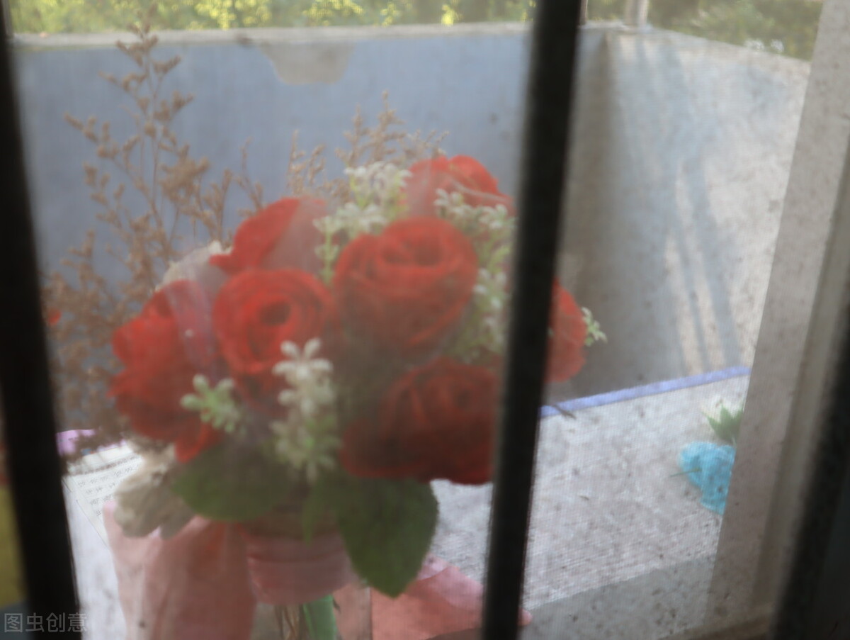 清洗纱窗不用拆简单一招清理干净,原来清洗纱窗这么简单