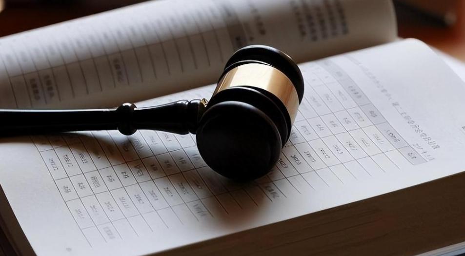 某地女子工地干活撞见男子撒尿，日思夜想成病，竟报警让对方负责