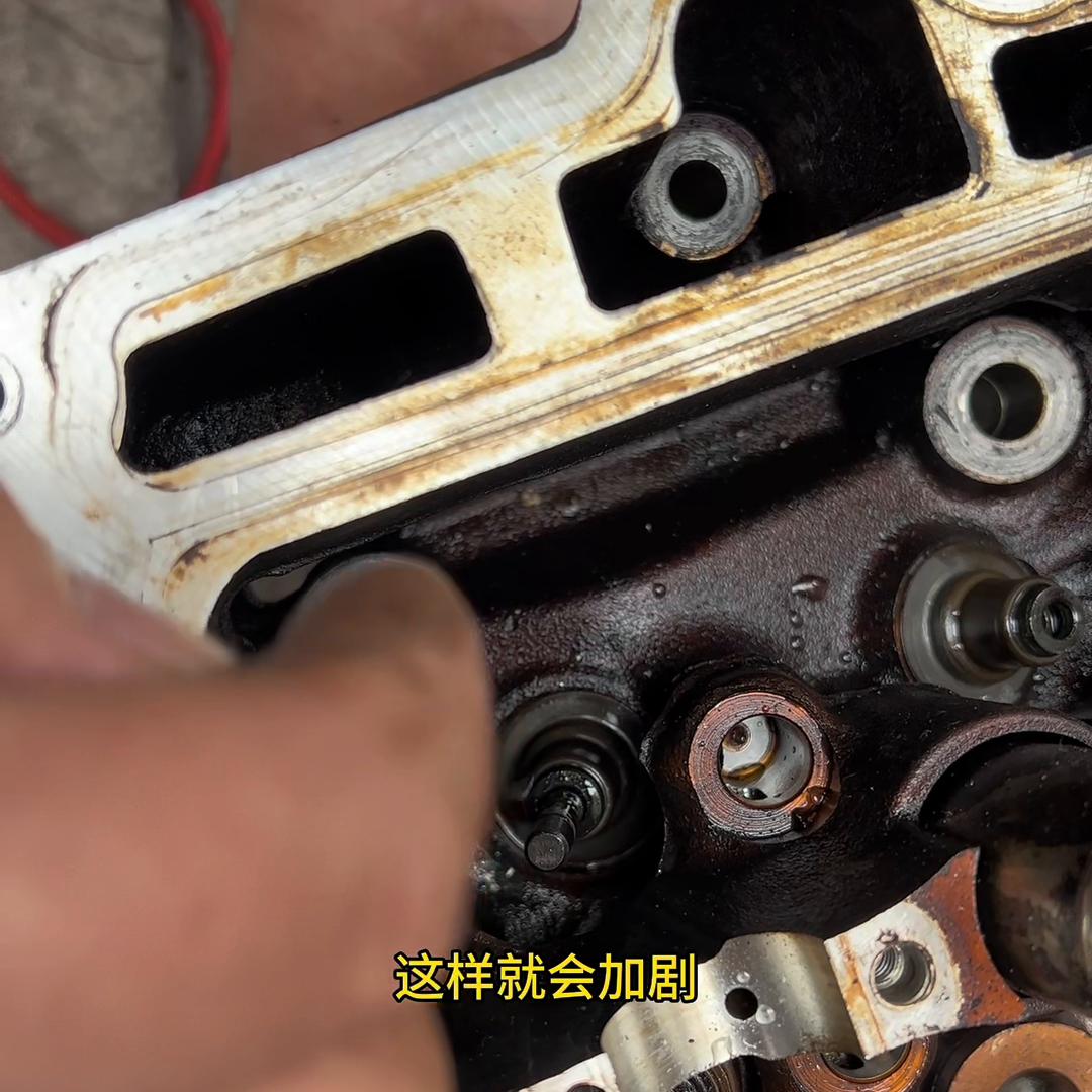 汽车发动机气门烧坏的原因,气门油封烧机油导致发动机故障