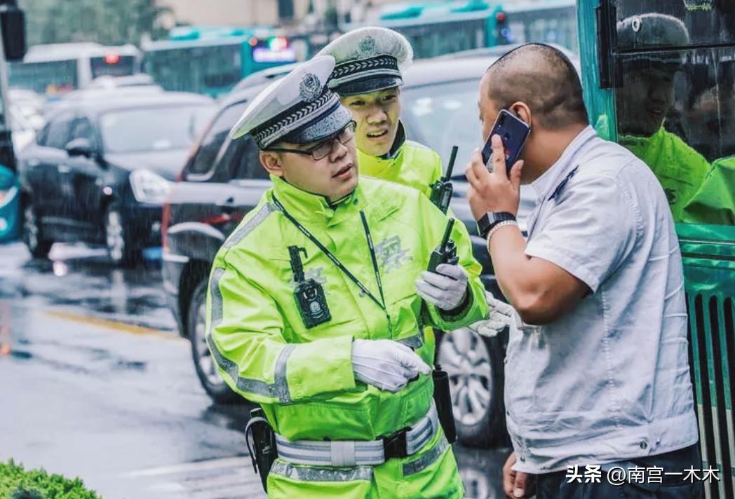 同样是交警为什么车牌不一样,警车上的公安和警察有什么区别