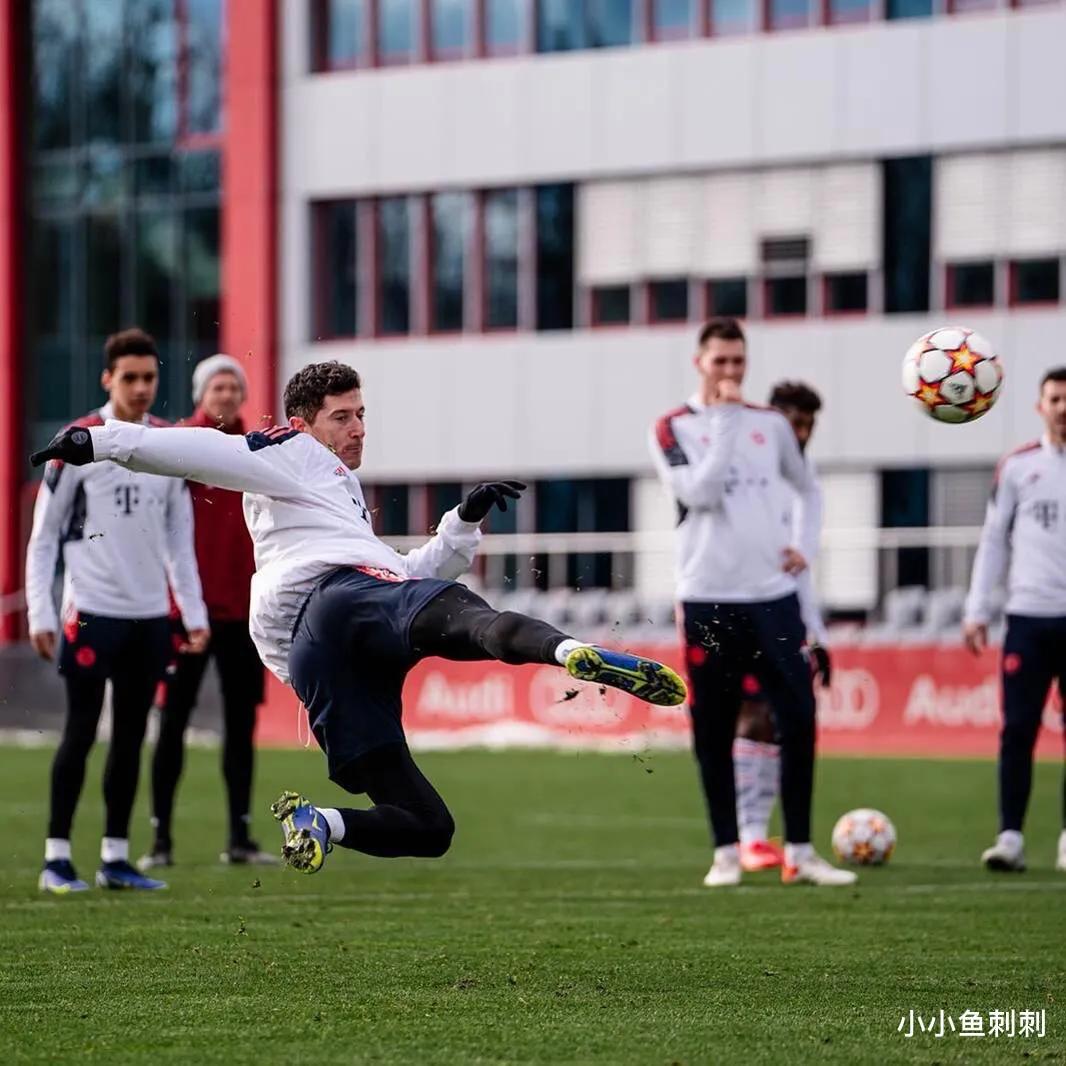 女孩为什么爱踢男孩,为什么女生都喜欢踢足球的男孩子