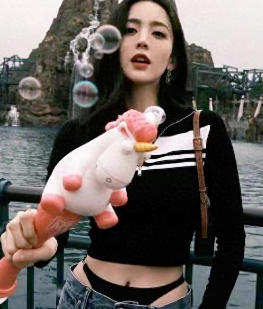 这位女明星穿性感衣服，把“诱惑”推到了极限