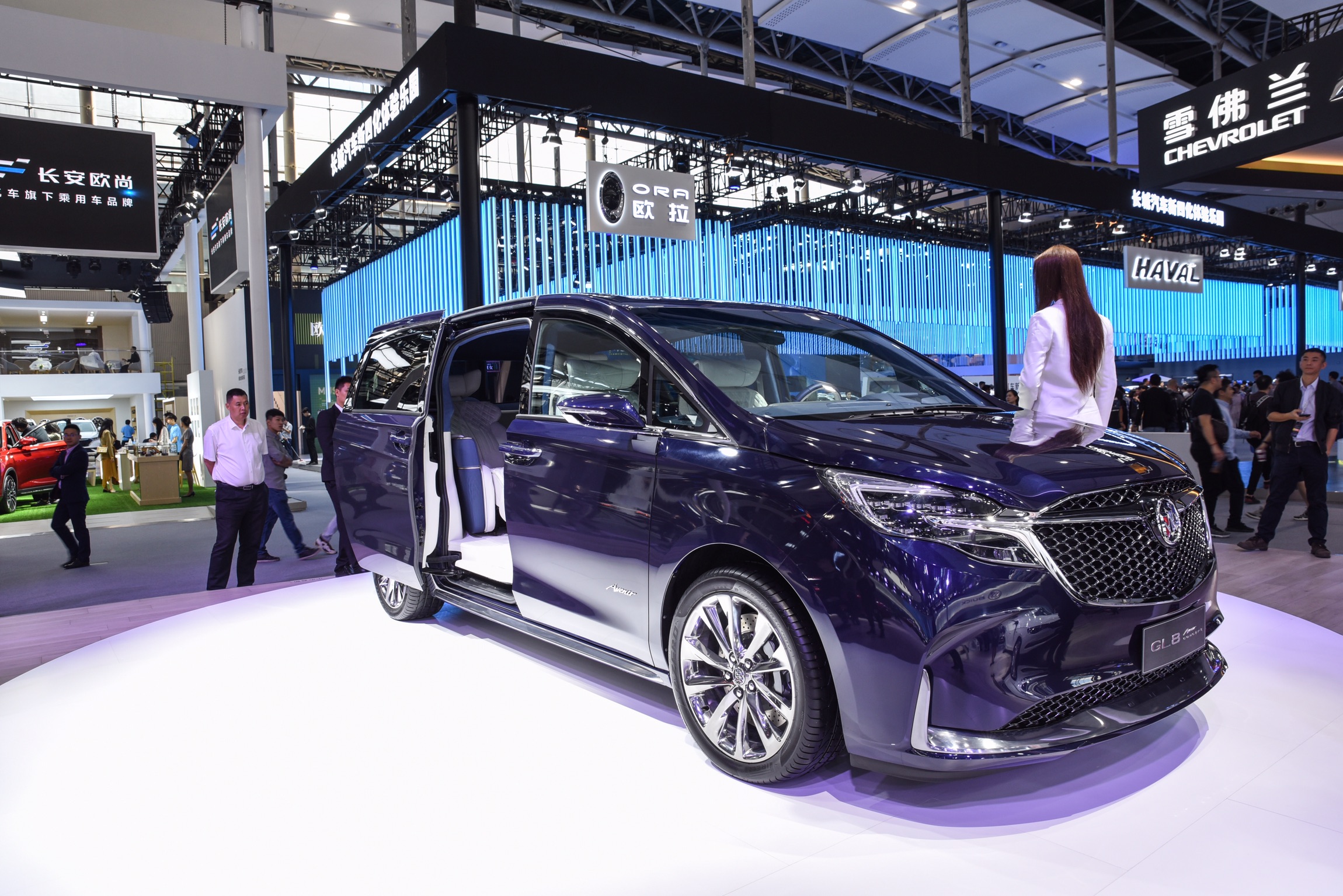 别克gl8商务车和大众威然哪个好,2022年别克gl8商务车多少钱