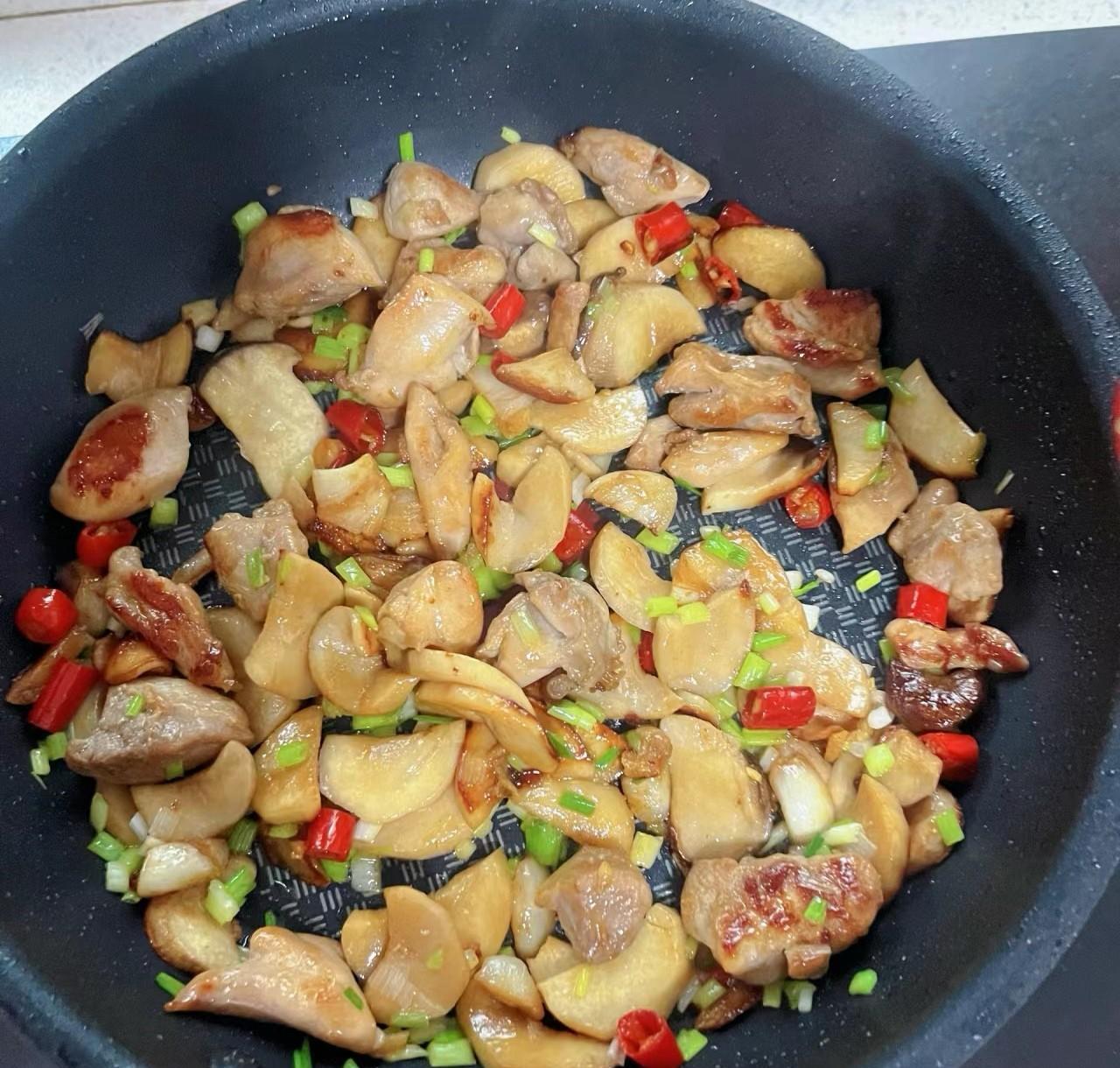 不沾锅VS铁锅：选购厨具大揭秘