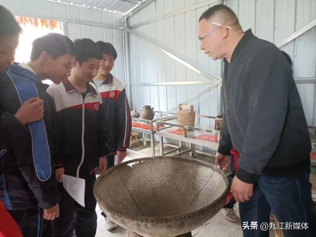 湖口学宫举行孔子圣像揭幕仪式,彭泽县令陶渊明雕像