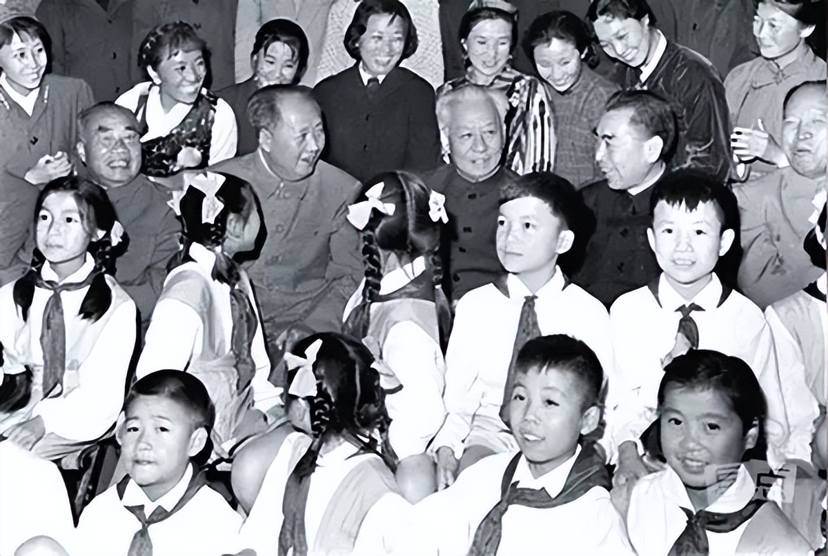 重温毛主席经典诗词:读伟人诗词,看一代天骄!